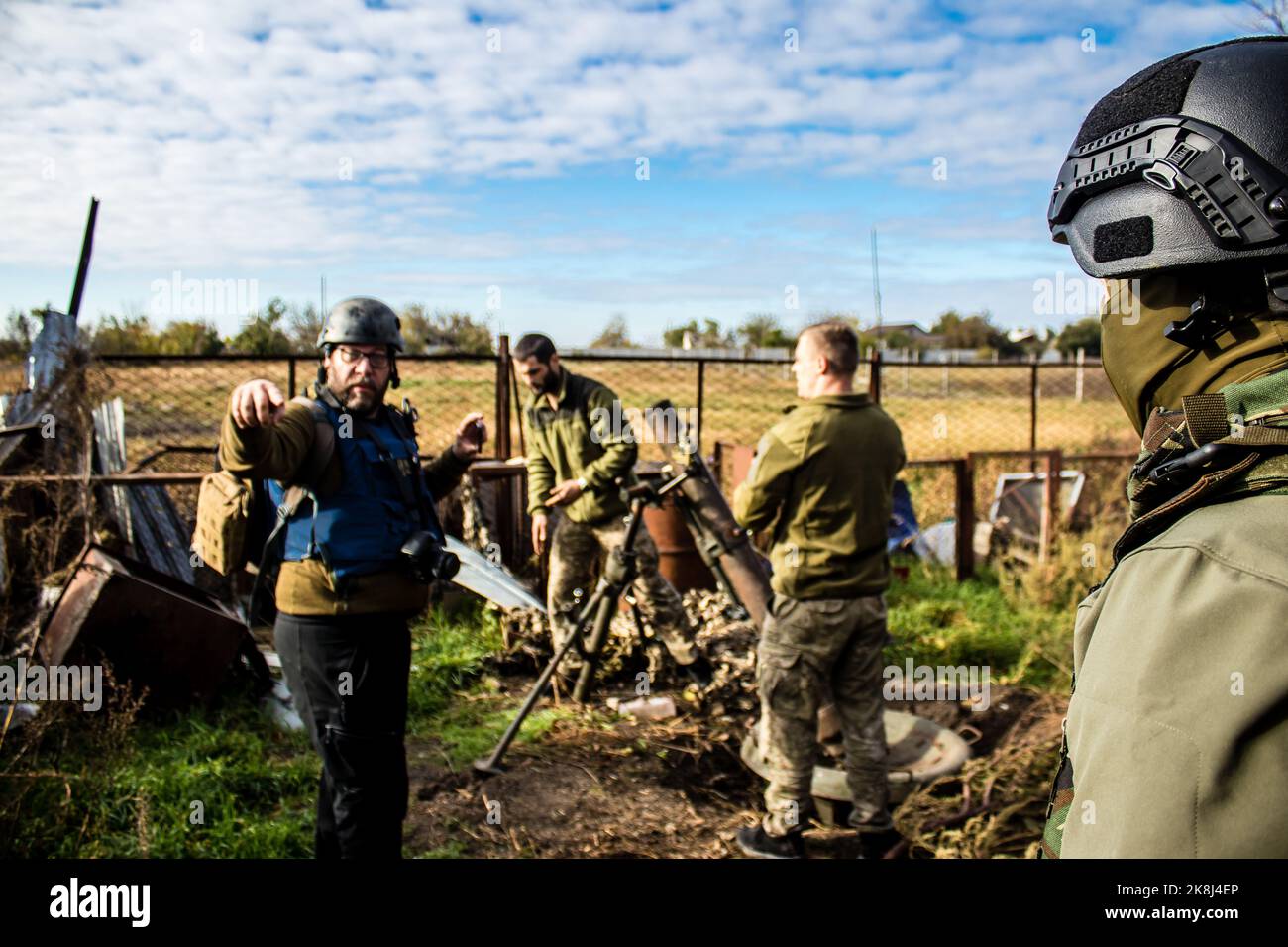 Soldats d'infanterie de l'armée ukrainienne sur la ligne de front, ils ...