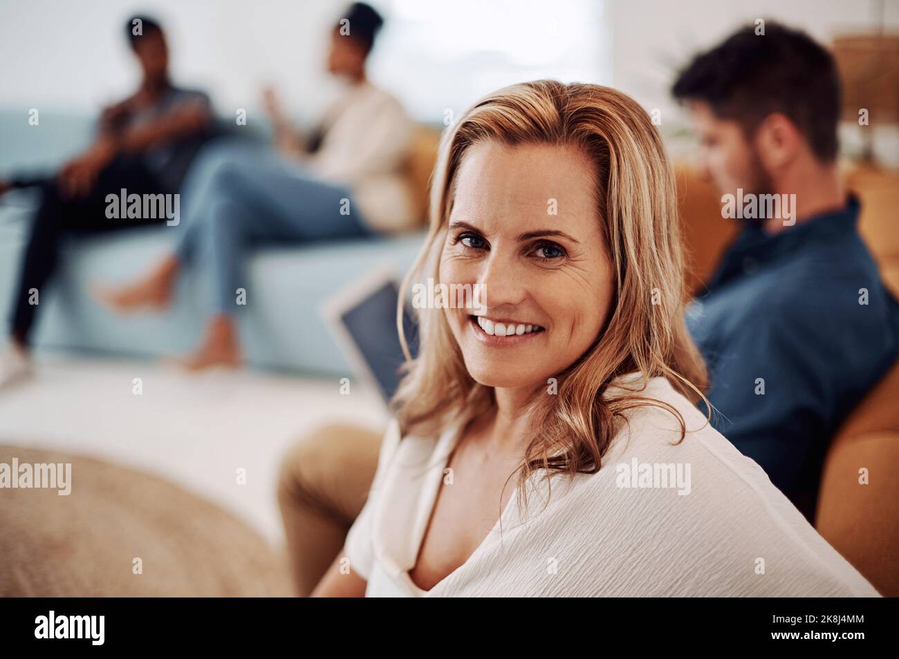 Faire partie de cette équipe me rend heureux. Portrait court d'une jeune  femme d'affaires attirante assise avec un collègue dans le bureau Photo  Stock - Alamy