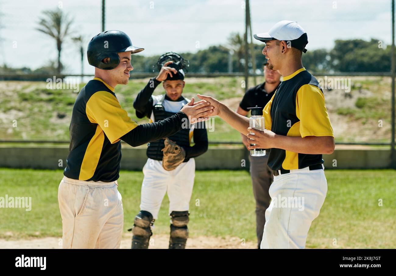C'est ce que nous avons compris. Deux jeunes joueurs de baseball séduisant en se tenant debout sur le terrain pendant la journée. Banque D'Images