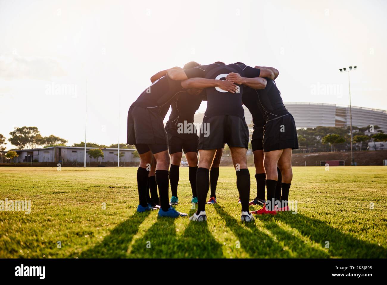 Développer l'esprit d'équipe. Prise de vue en longueur d'un groupe méconnu de sportifs qui se sont rassemblés avant de jouer au rugby. Banque D'Images