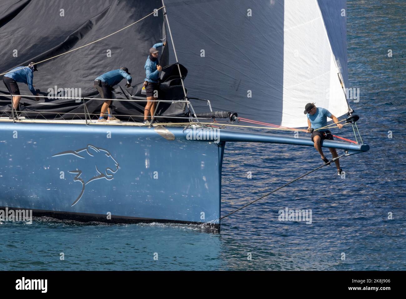 Équipage sur un yacht en compétition dans la course Middle Sea Race 2022 préparant leur navire au début de la course dans des conditions presque parfaitement calmes. Banque D'Images