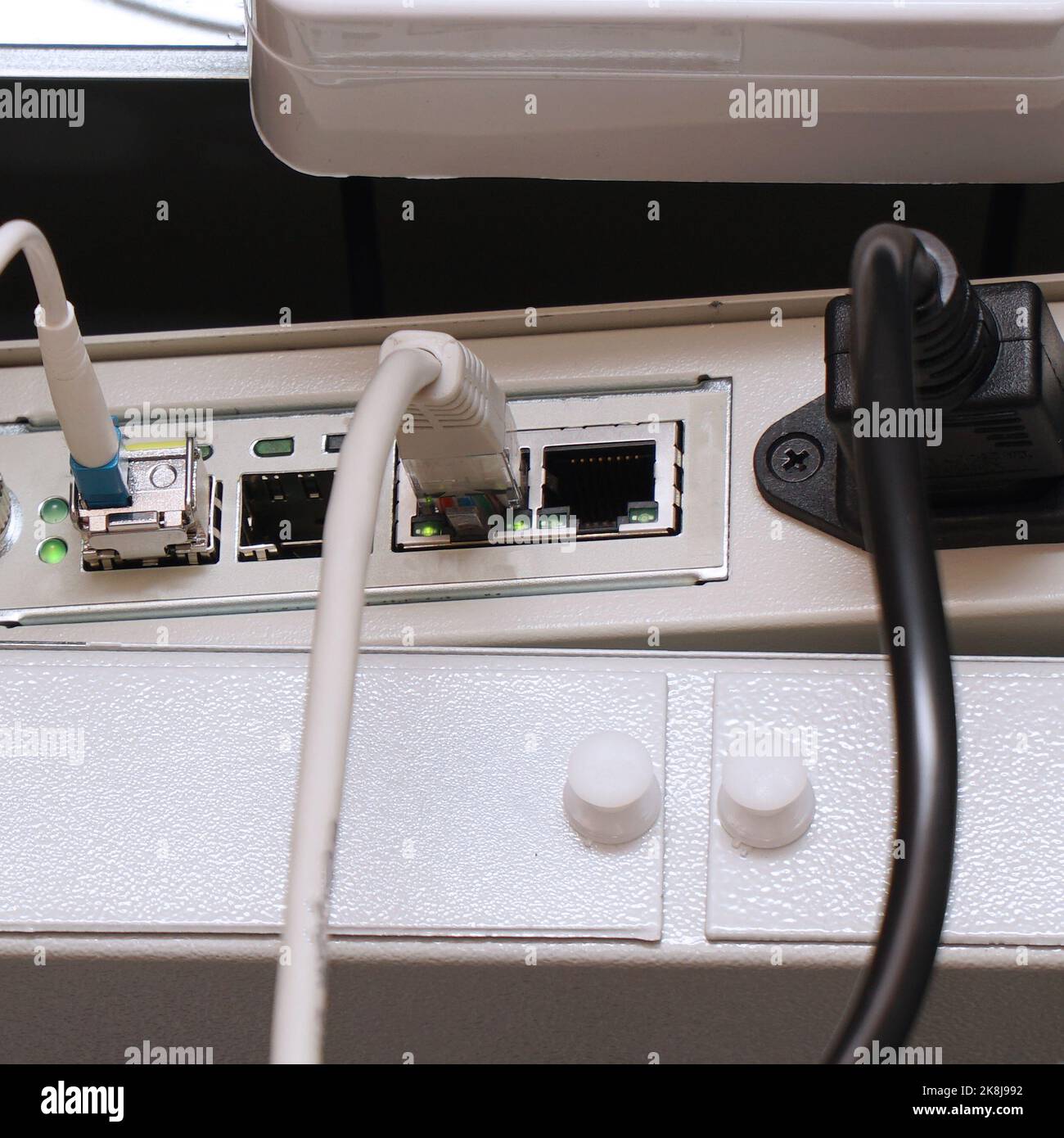 Câbles d'ordinateur réseau connectés à un routeur ou à un modem au bureau Banque D'Images