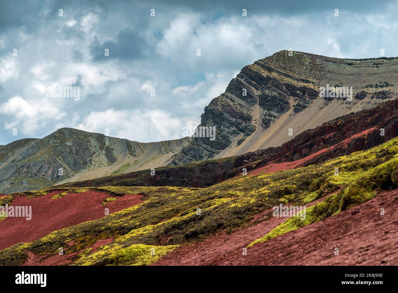 Paysage de montagnes volcaniques colorées dans la vallée Rouge, Pérou Banque D'Images