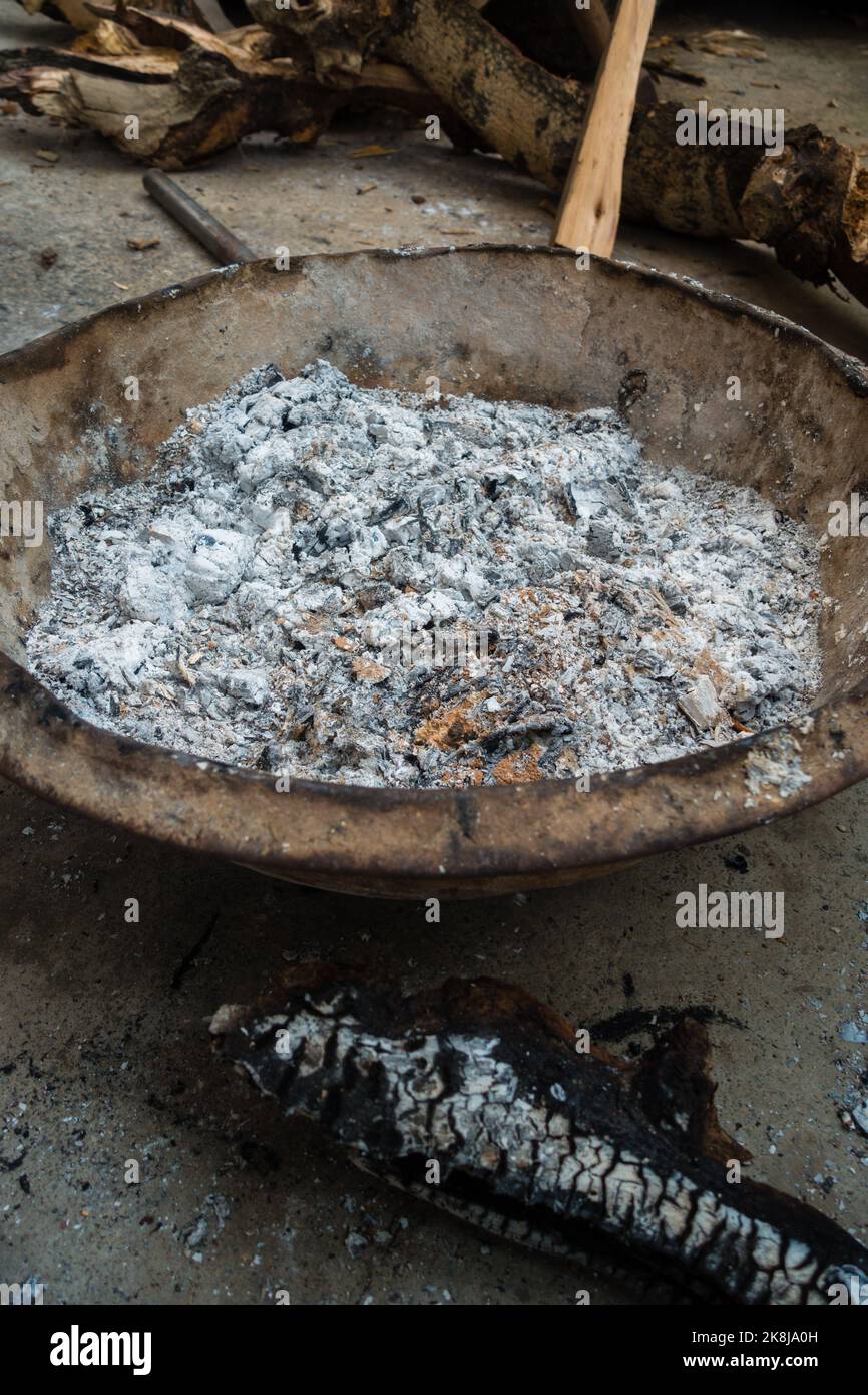 Un gros plan de pot de feu avec des cendres de bois pendant la saison d'hiver. Uttarakhand Inde. Banque D'Images