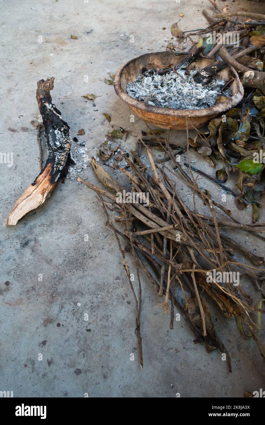 Un gros plan de pot de feu avec des cendres de bois pendant la saison d'hiver. Uttarakhand Inde. Banque D'Images