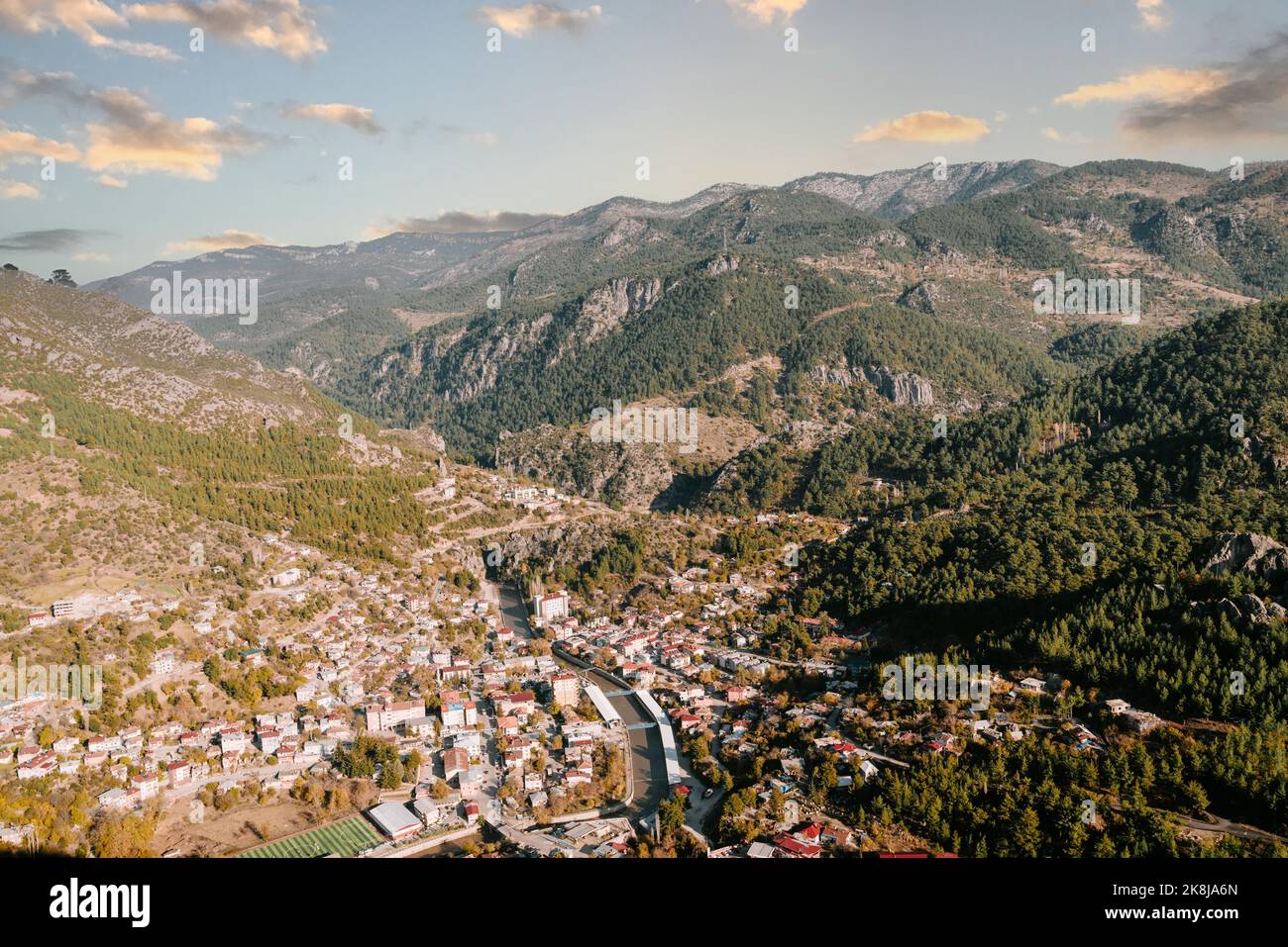 Vue aérienne sur la baie de Kas à Antalya en Turquie. Mer et ville avec un ciel ouvert Banque D'Images