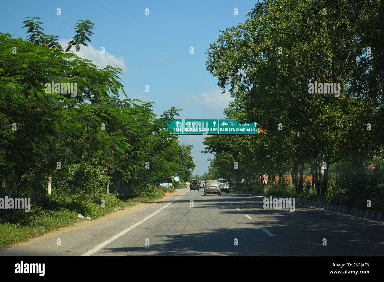 Un tableau de direction routière sur la route nationale 37 d'Assam indiquant la distance des lieux Banque D'Images