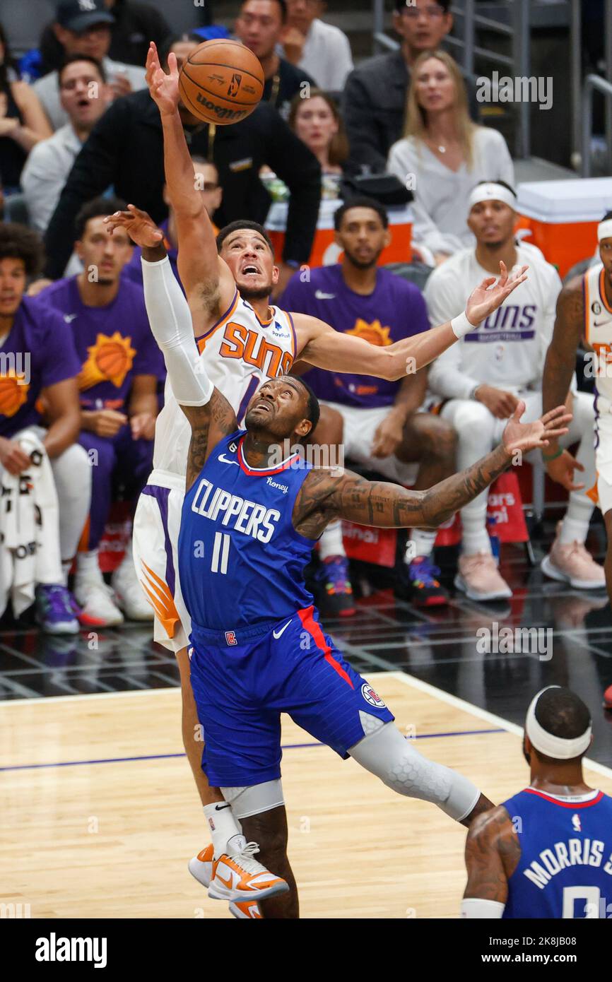 23 octobre 2022, Los Angeles, Californie, États-Unis : John Wall (11) et Devin Booker (1), garde des Phœnix Suns, se battent pour le ballon lors d'un match de basket-ball de la NBA entre les Los Angeles Clippers et le Phoenix Suns Suns Sunday, 23 octobre 2022, à Los Angeles. (Image de crédit : © Ringo Chiu/ZUMA Press Wire) Banque D'Images