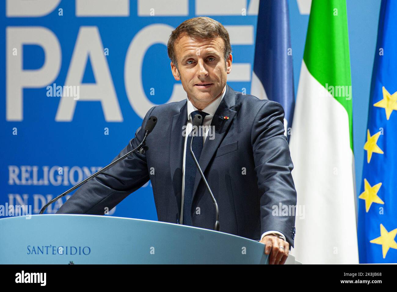 Italie, Rome, 22/10/23 . Emmanuel Macron, président de la République française, prononce son discours lors de la cérémonie d'ouverture de la rencontre internationale pour la paix organisée par la Communauté de Sant'Egidio intitulée "le cri de la paix" au Centre de congrès de la Nuvola.Italia, Roma, 22/10/23 . Emmanuel Macron, presidente della Repubblica francese, pronuncia il suo discorso durante la cerimonia di apertura dell'incontro internazionale per la Pace organizato dalla Comunità di Sant'Egidio dal titolo 'il grido della Pace' il centro congressi la Nuvola. Photo de Massimiliano MIGLIORATO/Cat Banque D'Images