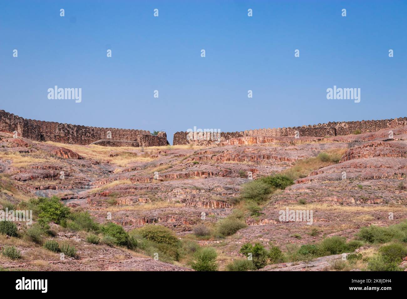 ancien mur en pierre au sommet de la montagne avec ciel bleu à angle plat Banque D'Images