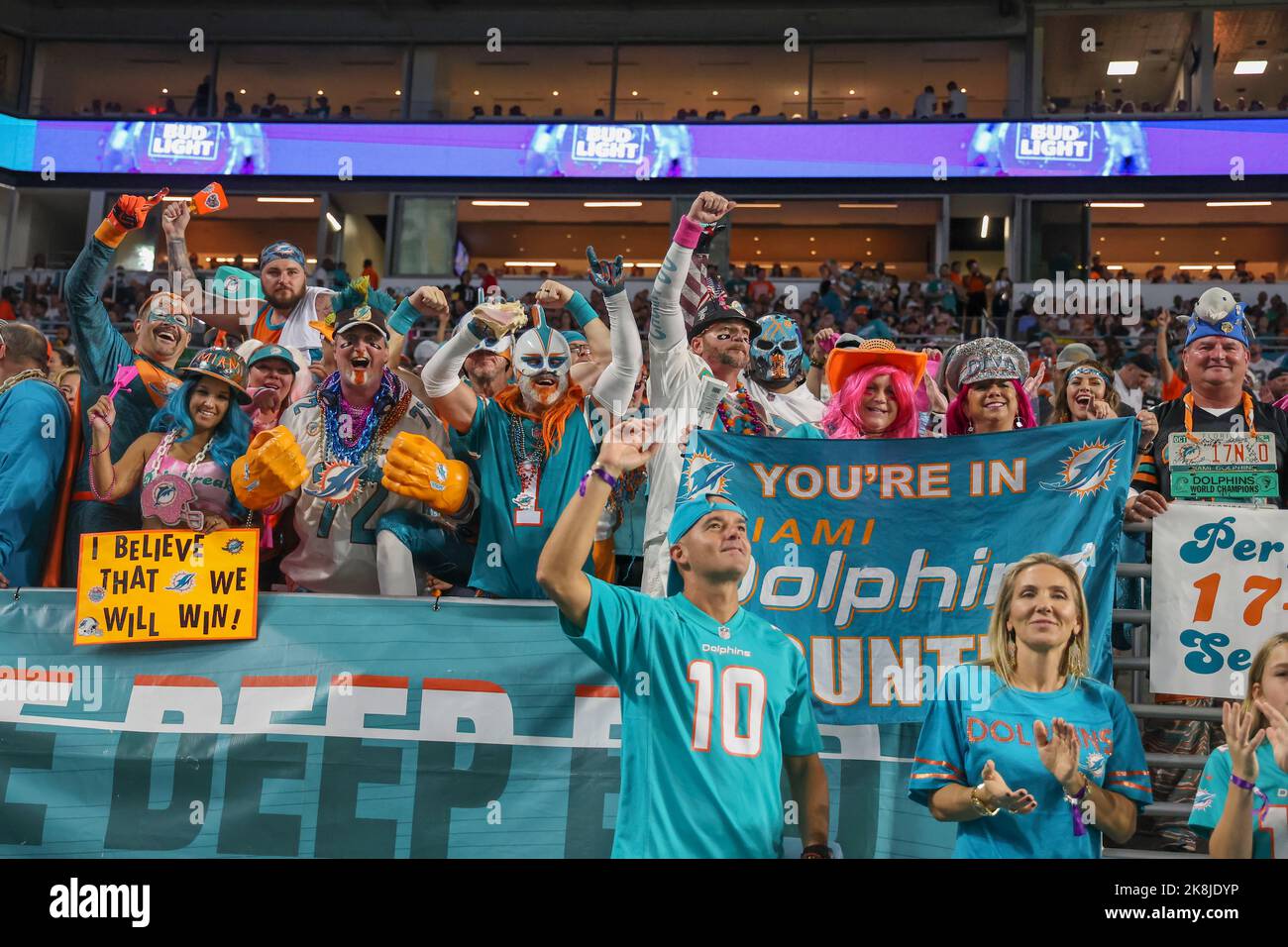 Dimanche, 23 octobre 2022 ; Miami Gardens, Floride, États-Unis ; Les fans des Dolphins de Miami ont applaudisé leur équipe lors d'un match NFL contre les Pittsburgh Steelers A. Banque D'Images