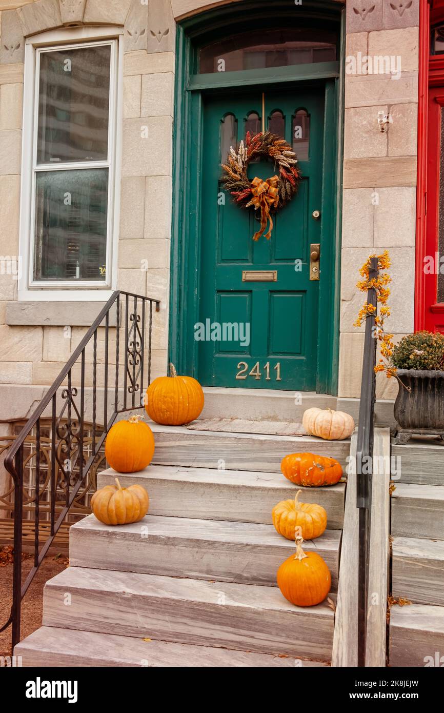 Entrée de la maison décorée. Lanterne de citrouille à la porte d'entrée de la maison. Banque D'Images