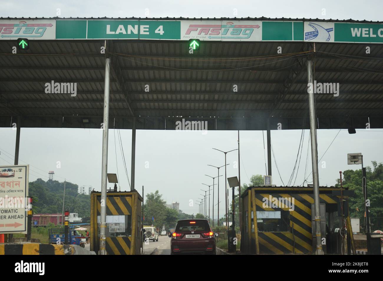 Véhicule passant par la porte de péage de Nazirakahat (Sonapur) en direction de la haute assam à la National Highway 37. Banque D'Images