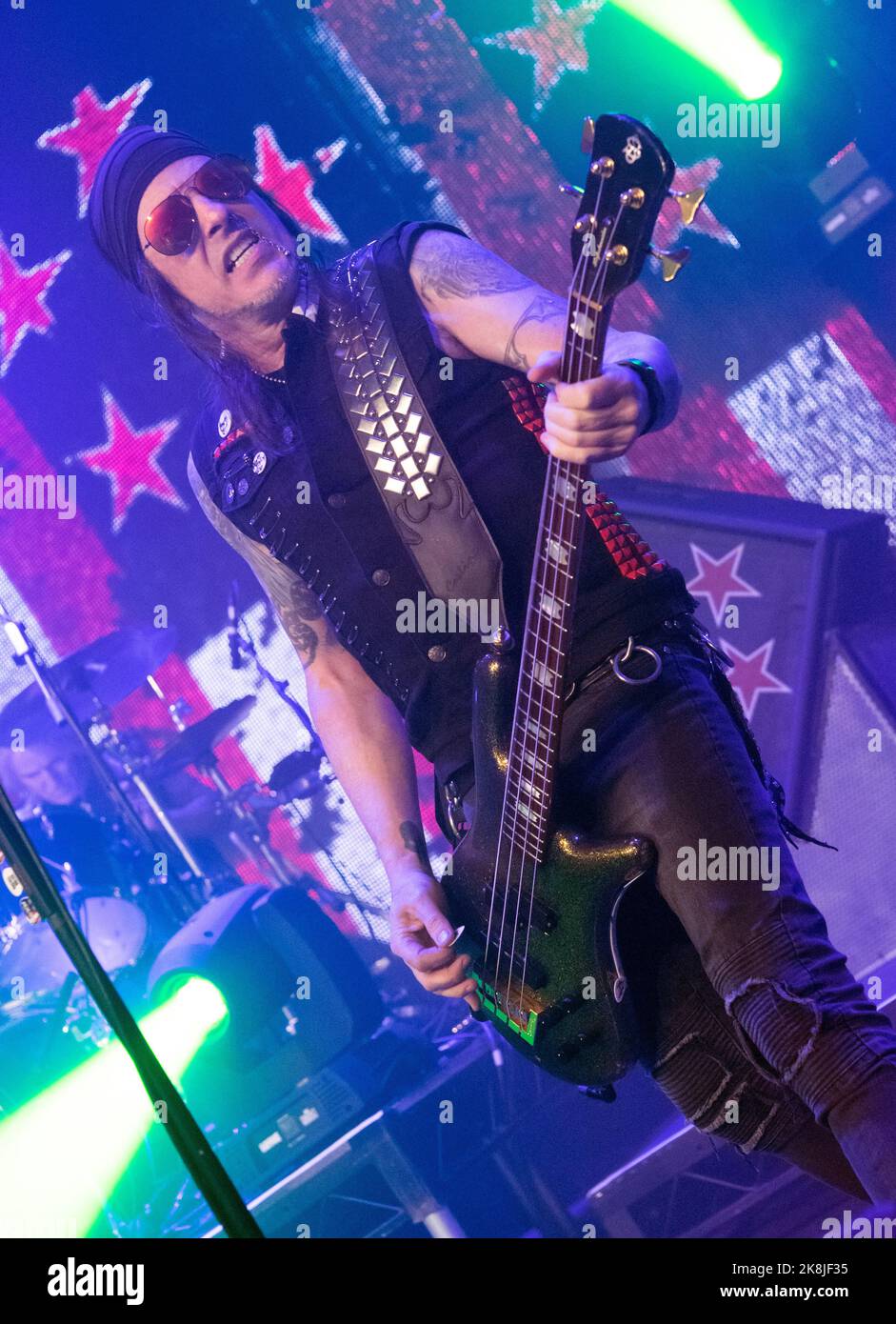 Skid Row (Rachel Bolan - bassiste) en concert au KK's Steel Mill, Wolverhampton, 19th octobre 2022 Banque D'Images