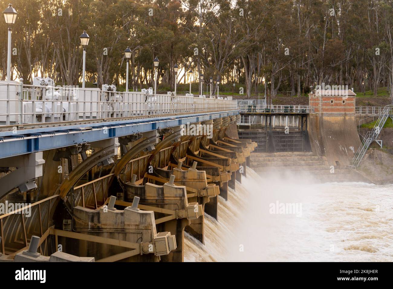 Eau qui coule dans le déversoir de Goulburn au crépuscule, sur la rivière Goulburn, à environ 8 km au nord de Nagambie, Victoria, Australie. Banque D'Images