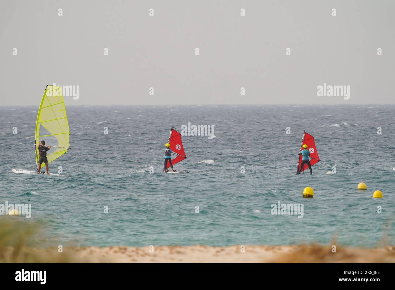 Instructeur de planche à voile donnant des cours aux étudiants de planche à voile, Tarifa, Andalousie, Espagne. Banque D'Images