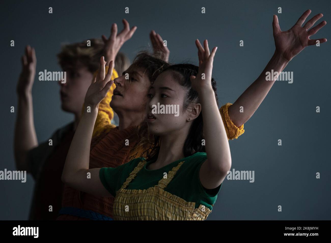 Londres, Royaume-Uni. 23rd octobre 2022. Près de la maison : l'événement de danse de masse. Une troupe de centaines de danseurs de tous âges rassemble des histoires réelles de migration, de communauté, d'activisme, d'histoire et de la population de Lewisham à travers le mouvement et la musique jouée sur le terrain de Sedgehill Academy à Beckenham. Credit: Guy Corbishley/Alamy Live News Banque D'Images