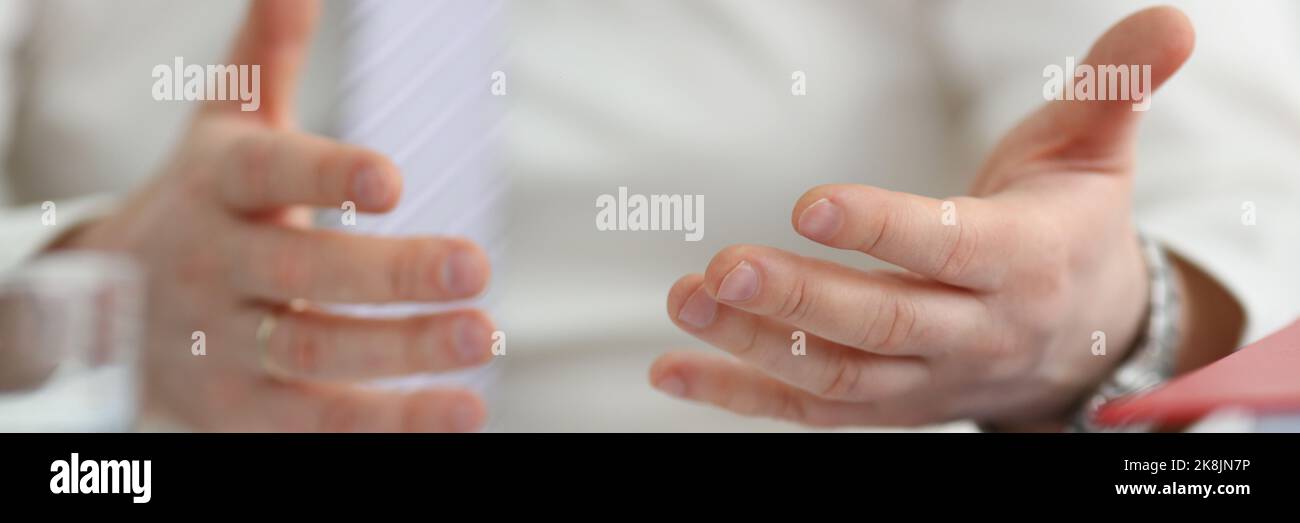 Un bras masculin s'articule pendant la conférence téléphonique au bureau Banque D'Images