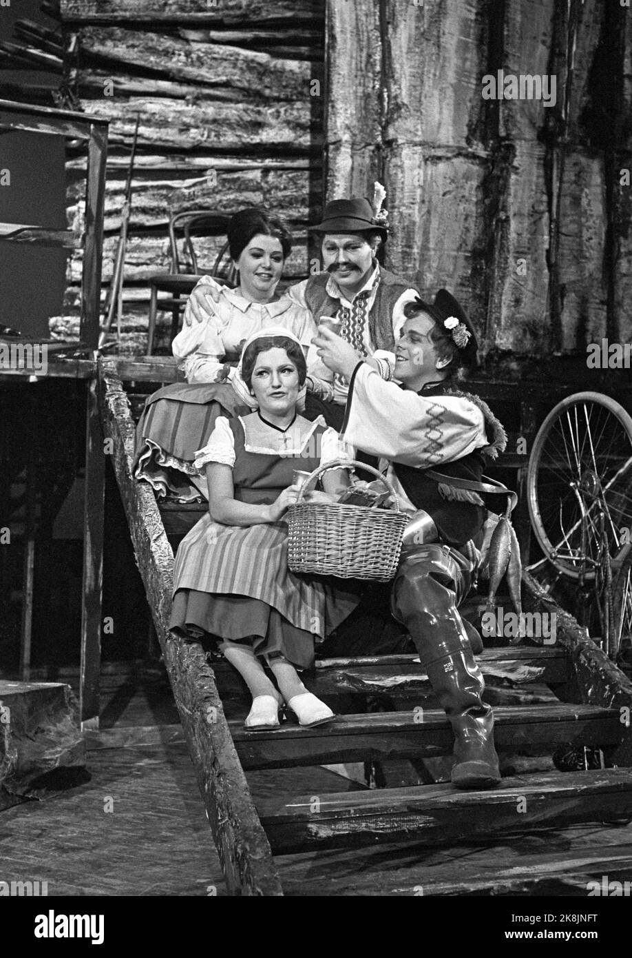 Oslo 19681004. L'Opéra norvégien: La représentation "la comédie sur le pont" avec Thorbjørn Lindhjem et Eva Solheim (devant dans les escaliers), et Vessa Hansen et Åge Haugland (arrière). Photo Vidar Knai / NTB / NTB Banque D'Images