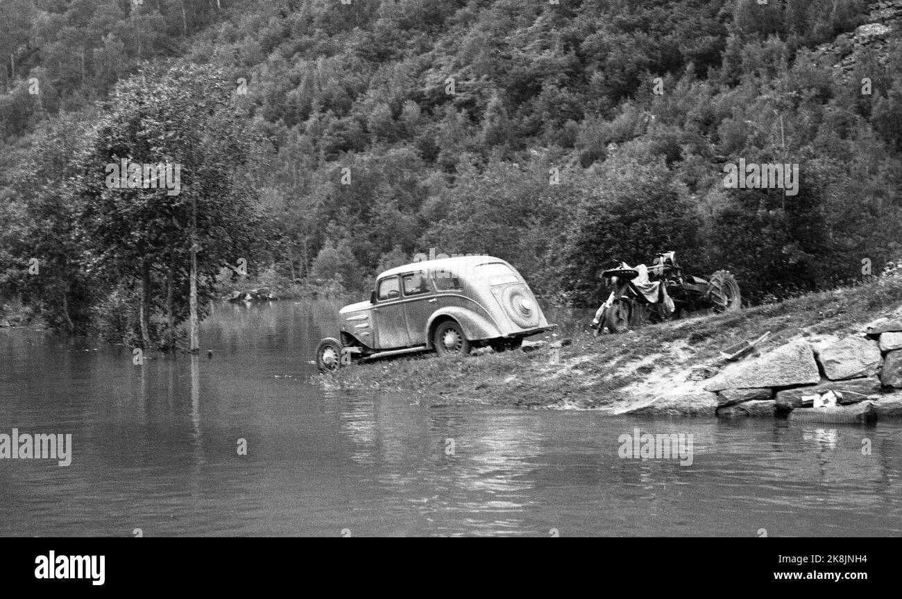 Gudbrandsdal / Møre og Romsdal19580703: Chaleur record et fonte rapide des neiges fin juin et début juillet ont conduit à des inondations à Romsdal et Gudbrandsdal. Frapper et ne sont plus venus cette voiture, puis il s'est terminé sur la route ... Photo: NTB / NTB Banque D'Images