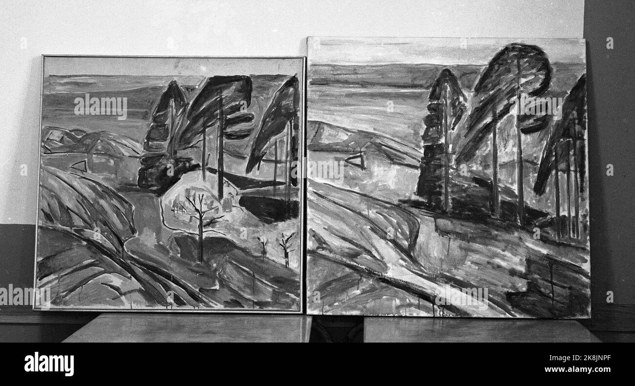Oslo 19590127 Carpenter de meubles Casper Caspersen dupe experts critiques d'art autour comme il a copié deux peintures Munch et les a vendues à des marchands d'art. Après avoir été révélé, il a montré aux experts comment il a copié le paysage de Munch avec des arbres fruitiers en trois heures. Voici la photo de Munch (TV) avec la copie de trois heures de Caspersen. Photo: NTB / NTB Banque D'Images