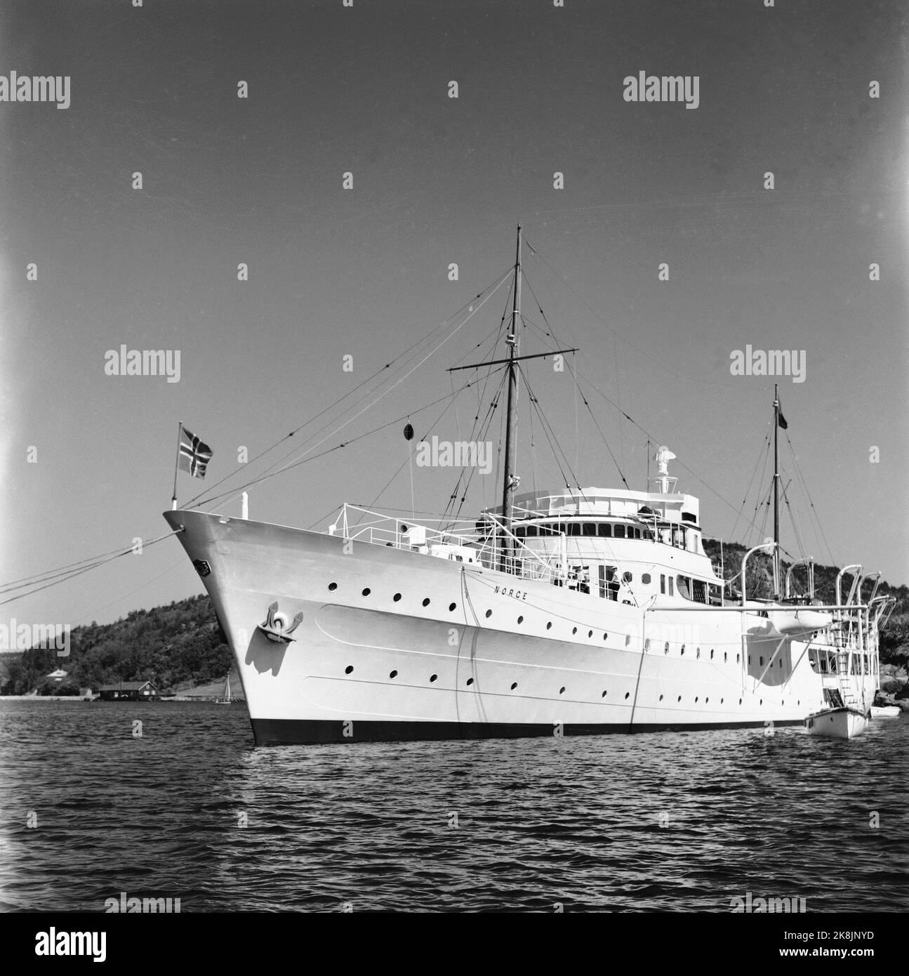 Hankø 4 juillet 1959. Le prince héritier Harald participe à la régate de Hankø. Il représente la Norvège dans un marin à trophées et remporte le Øresundspokalen. Cela signifie qu'il se déplace ainsi vers le haut comme un pré olympique fort. Voici le navire royal 'Norway' pour l'ancre à l'extérieur de Hankø. Photo: Aage Storløkken / actuel / NTB Banque D'Images