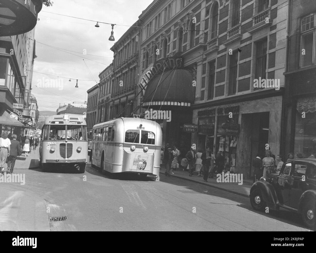 23 juillet 1949 d'Oslo. Deux trolleybus passent devant le cinéma Eldorado à Torggata. Un autobus a des annonces pour Viking Tyres, a/S Askim Rubber Factory. Le bus a une « boîte » derrière pour le ski et d'autres passagers de cargaison ont dû transporter. Transports en commun. Photo: NTB / NTB Banque D'Images