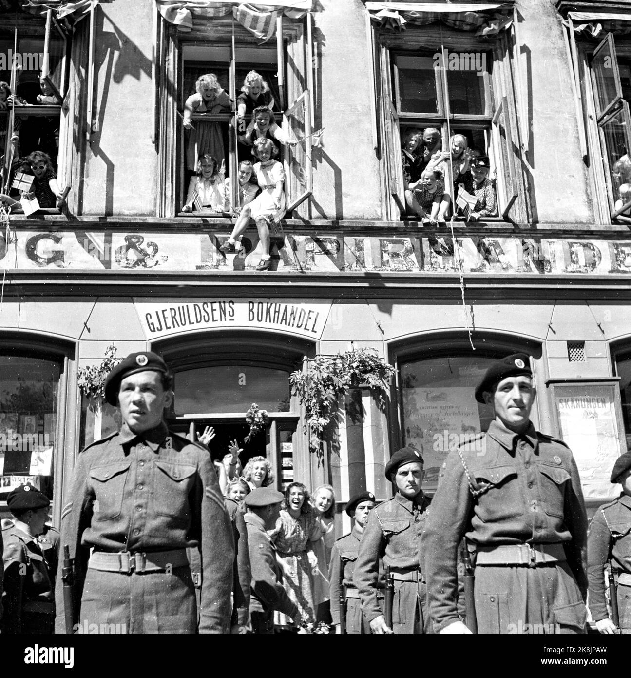 Arendal à l'automne 1945. Visite du prince héritier : le prince héritier Olav - ici ils sont présents. Photo: Kjell Lynau / NTB Banque D'Images