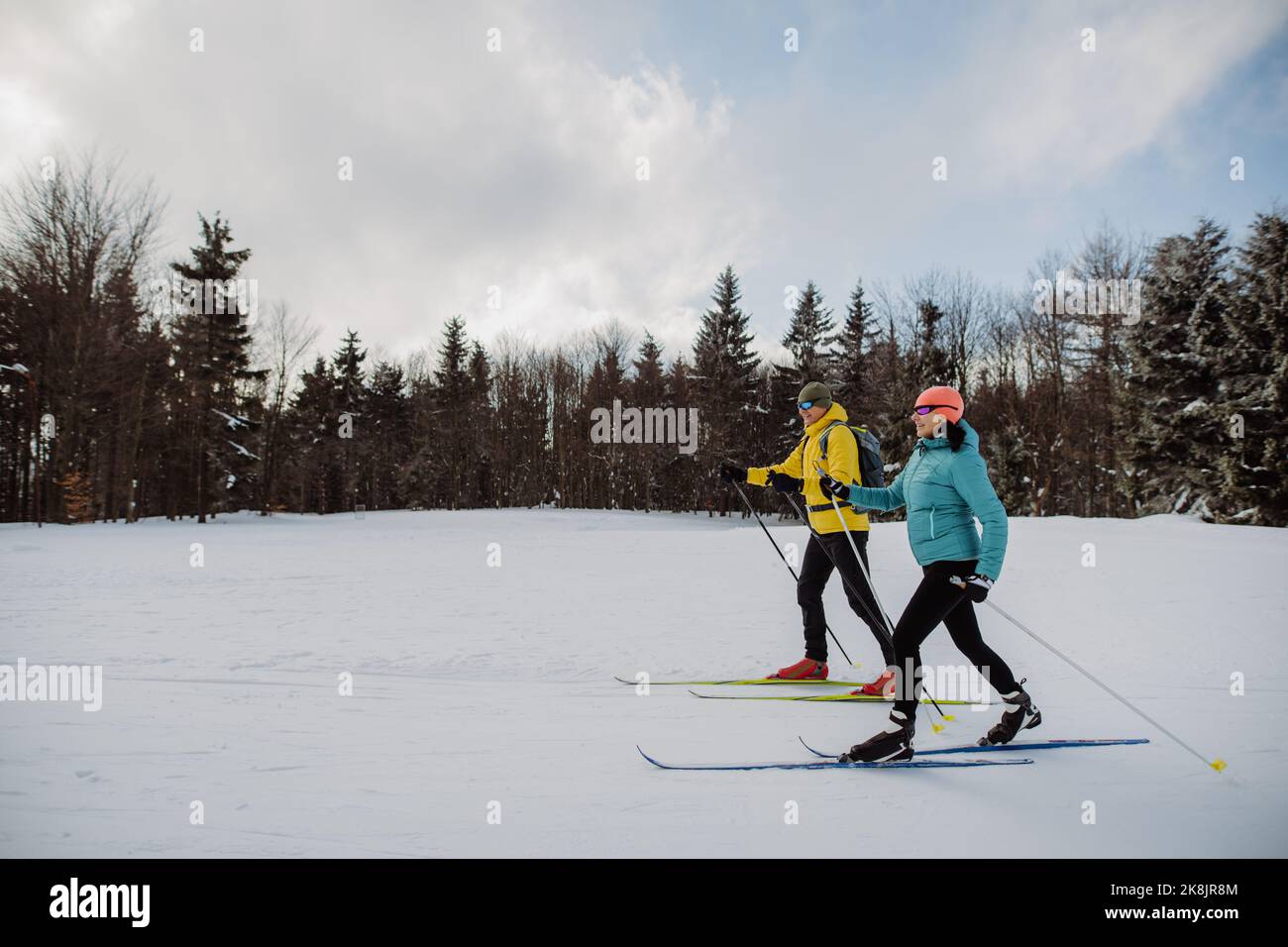 Couple senior ski ensemble au milieu de la forêt Banque D'Images