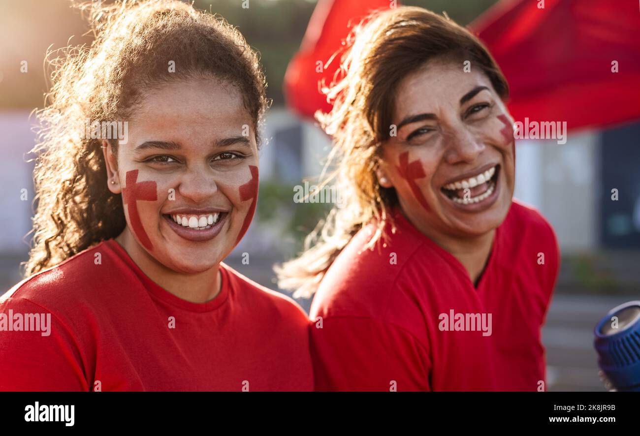 Les fans de football féminin applaudissent pour leur équipe préférée - Sport Entertainment concept Banque D'Images