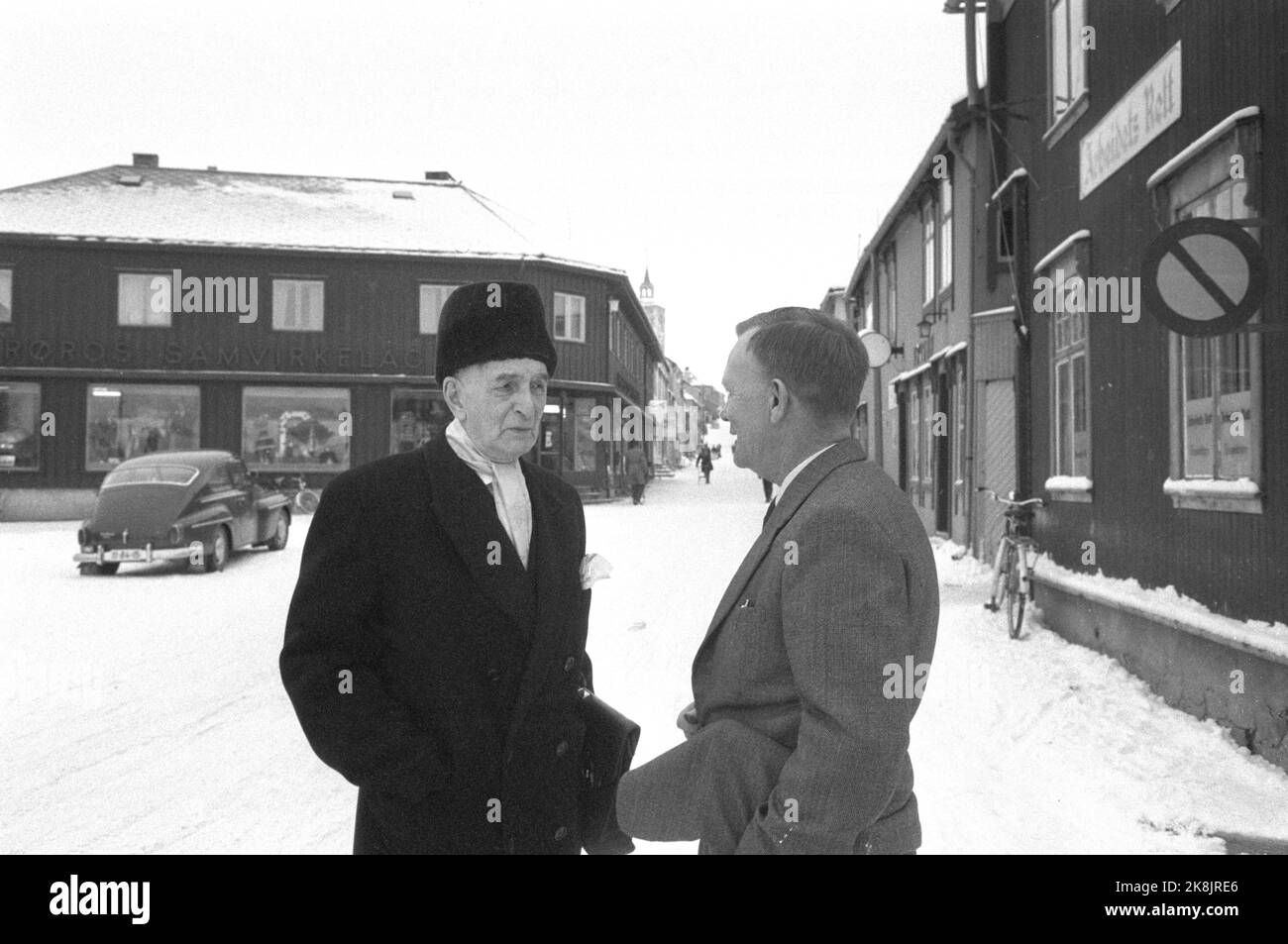 Røros novembre 1960. Rapport sur le journal Røros "le Tribunal du travail". Poèmes Johan Falkberget (t.v.) écrit pour le journal "Work's Right". Ici en conversation avec l'éditeur Aksel Meland à l'extérieur du journal. Photo: Sverre A. Børretzen / actuel / NTB Banque D'Images