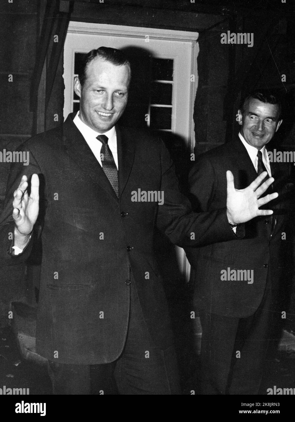 Oslo 19710922. La princesse Märtha Louise est née, et le prince héritier Harald montre aux journalistes à l'extérieur de l'hôpital national combien elle est grande. Photo Picture Center / NTB Banque D'Images