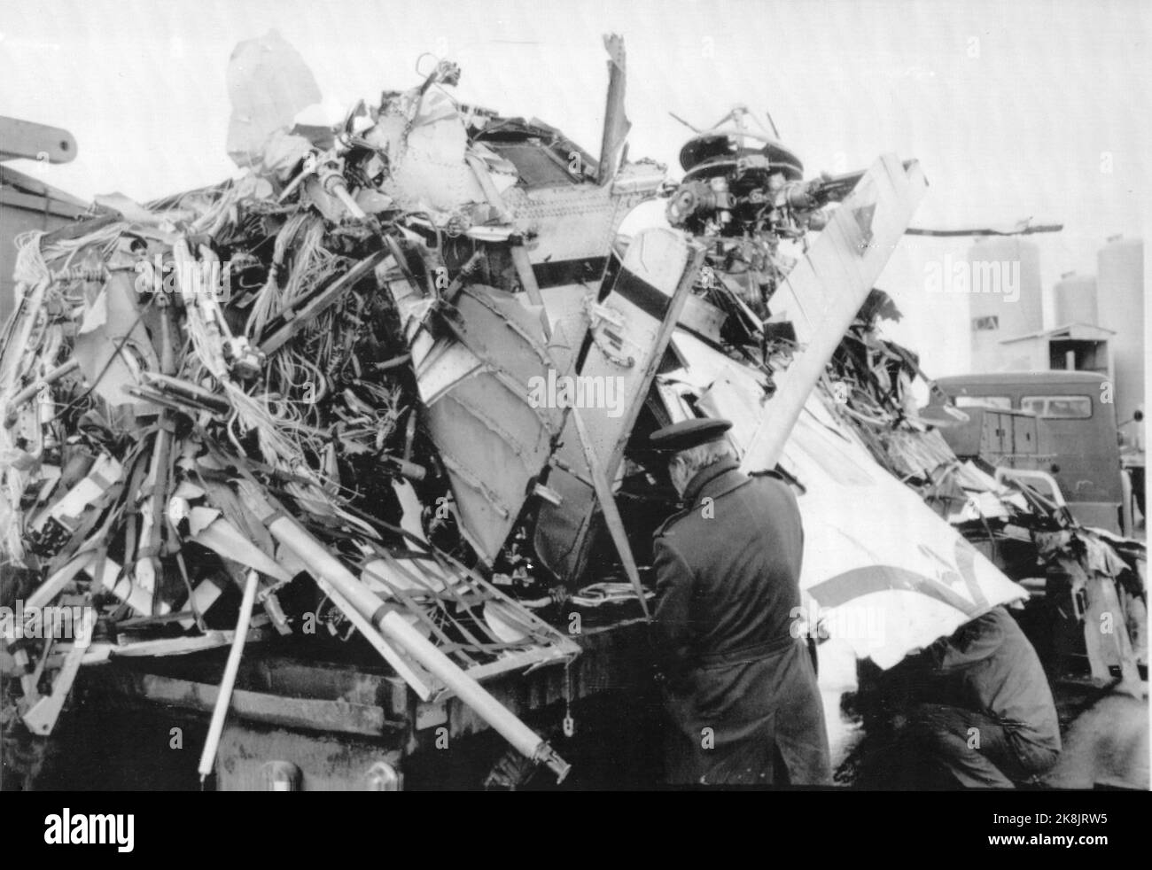 Stavanger 19771225: La plupart des hélicoptères Sikorsky du service d'hélicoptère qui s'est écrasé dans la mer sur son chemin de Stavanger au champ d'Ekofisk est élevé par le navire spécial Borgholm. Toutes les 12 à bord ont péri dans l'accident. NTB / NTB Banque D'Images Stavanger 19771225: La plupart des hélicoptères Sikorsky du service d'hélicoptère qui s'est écrasé dans la mer sur son chemin de Stavanger au champ d'Ekofisk est élevé par le navire spécial Borgholm. Toutes les 12 à bord ont péri dans l'accident. NTB / NTB Banque D'Images