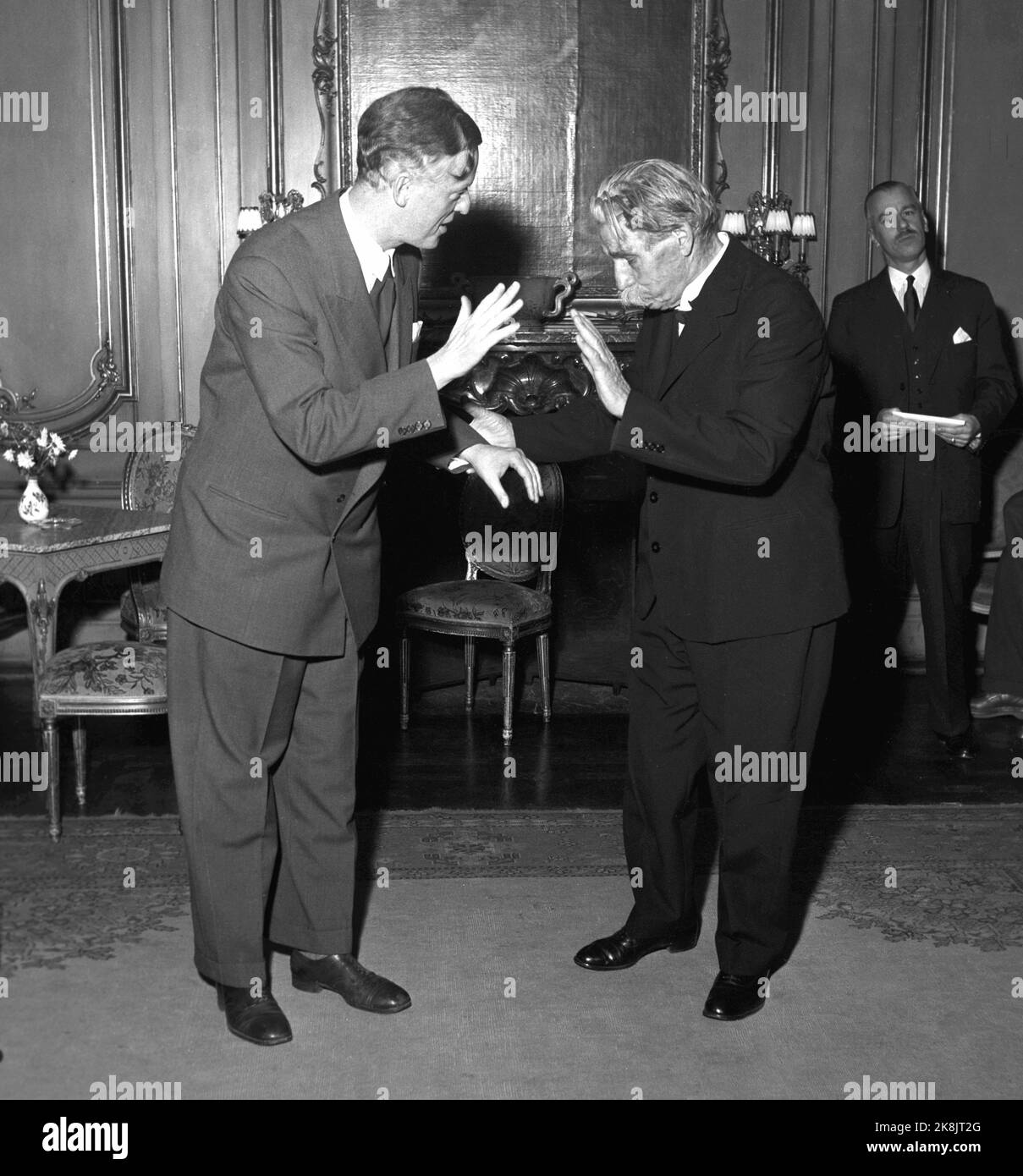 Oslo, novembre 1954. 'Albert Schweitzer, som kom à Oslo 2. nov. Pour škvittere pour fredspreved med den obligatoriiske Nobel-talen, må ha følt varmen strømme mot seg helt fet øyeblikk han satte foten på perrongen på Østbanen. Utenfor stasjonen var det nesten comme folksomt som når en idrettsstjerne kommer hjem. Folk trengte seg på for šfå et glimt av denne store humanisten fafrikas urskog, mannen som ga avkall på den strålende karrière han rike intellektuelle og kunstneriske utrustning hadde sikret Ham, for slåss sykner sket skog skog skog skog slås slås burning. . Banque D'Images