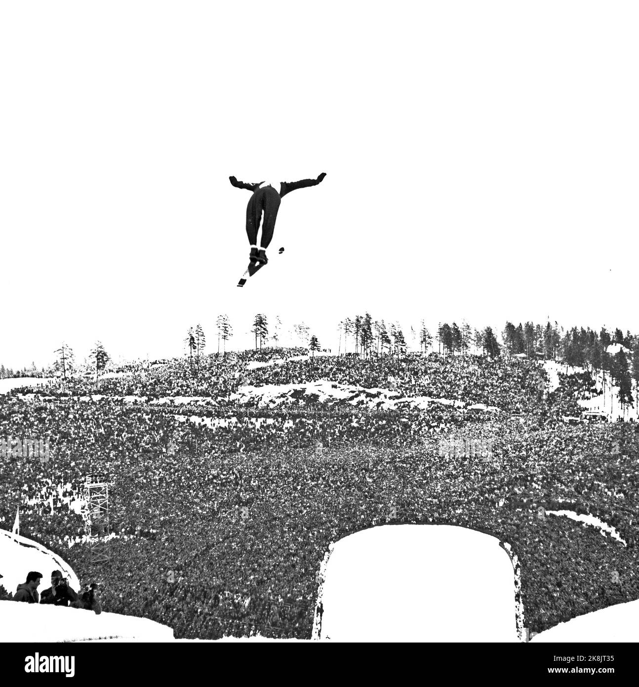 Oslo 19520224. Les Jeux Olympiques d'Oslo en 1952, en particulier le saut à Holmenkollbakken, avec plus de 100 000 spectateurs présents. C'est ainsi que la foule a regardé du point de vue du saut lorsqu'il a pris le saut. Photo: Actuel / NTB Banque D'Images