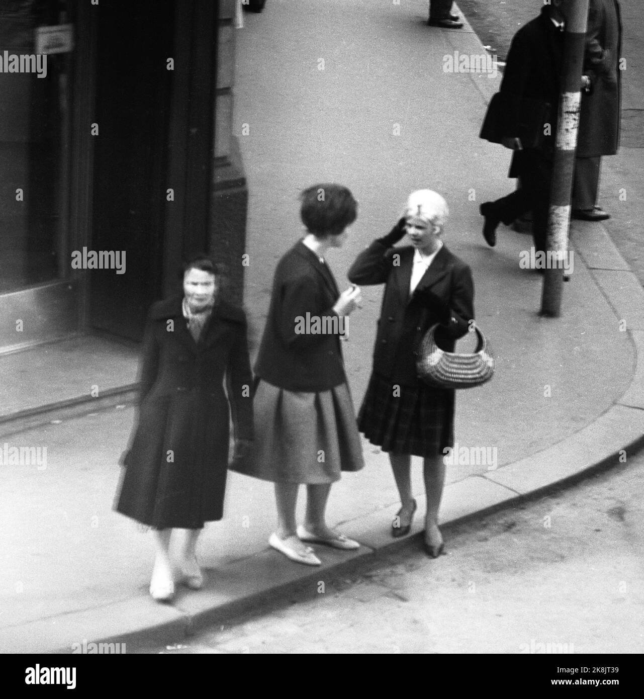 Oslo 19600604 « Where the City's Pulse knocks » reportage photo de Cecilhjørnet à Oslo. Stortingsgaten 8, traverse le Stortingsgaten / Rosenkrantzgate. L'appareil photo reflète la vie de la journée dans un coin de rue à Oslo. Les dernières expériences sont échangées au coin de la rue. Deux jeunes femmes parlent ensemble. Photo: Aage Storløkken / actuel / NTB Banque D'Images