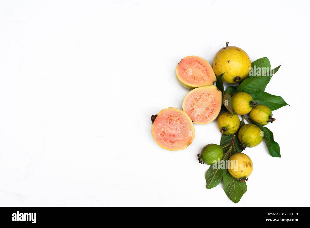 Fruit de goyave mûr avec feuilles sur fond blanc et espace de copie Banque D'Images