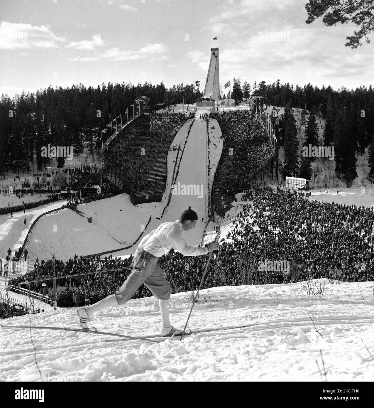 Oslo 19620317 le dernier Holmenkollrenn avant le début de la reconstruction du sol. De grandes foules ont assisté à 50 kilomètres de ski de fond à Holmenkollbakken. Vue d'ensemble avec le sol et de nombreux spectateurs. En premier plan, le skieur de fond Harald Grønningen en action. Photo: NTB / NTB Banque D'Images