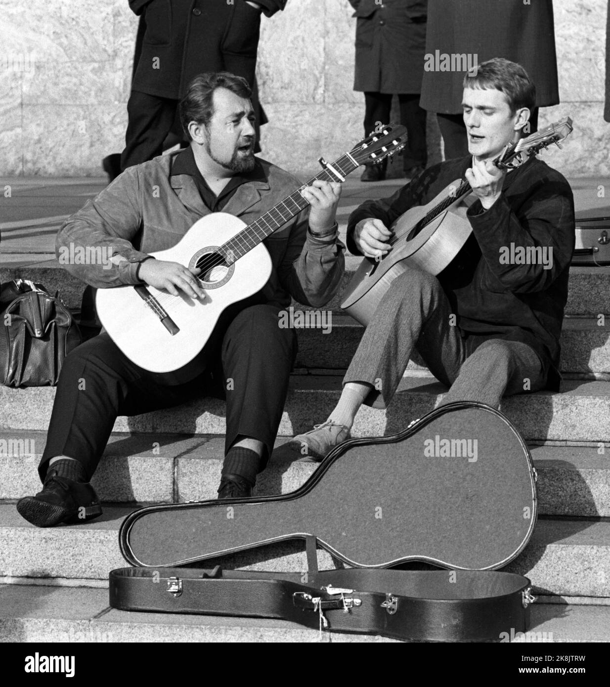 Oslo 196603 le chanteur Cornelis Vreeswijk de Suède et des pays-Bas s'est installé dans les escaliers devant l'hôtel de ville, et a chantant leurs spectacles avec son ami Torgny Björk (t.H.). Certains ont donné de l'argent aux troubadours. Photo Ivar Aaserud / courant / NTB Banque D'Images