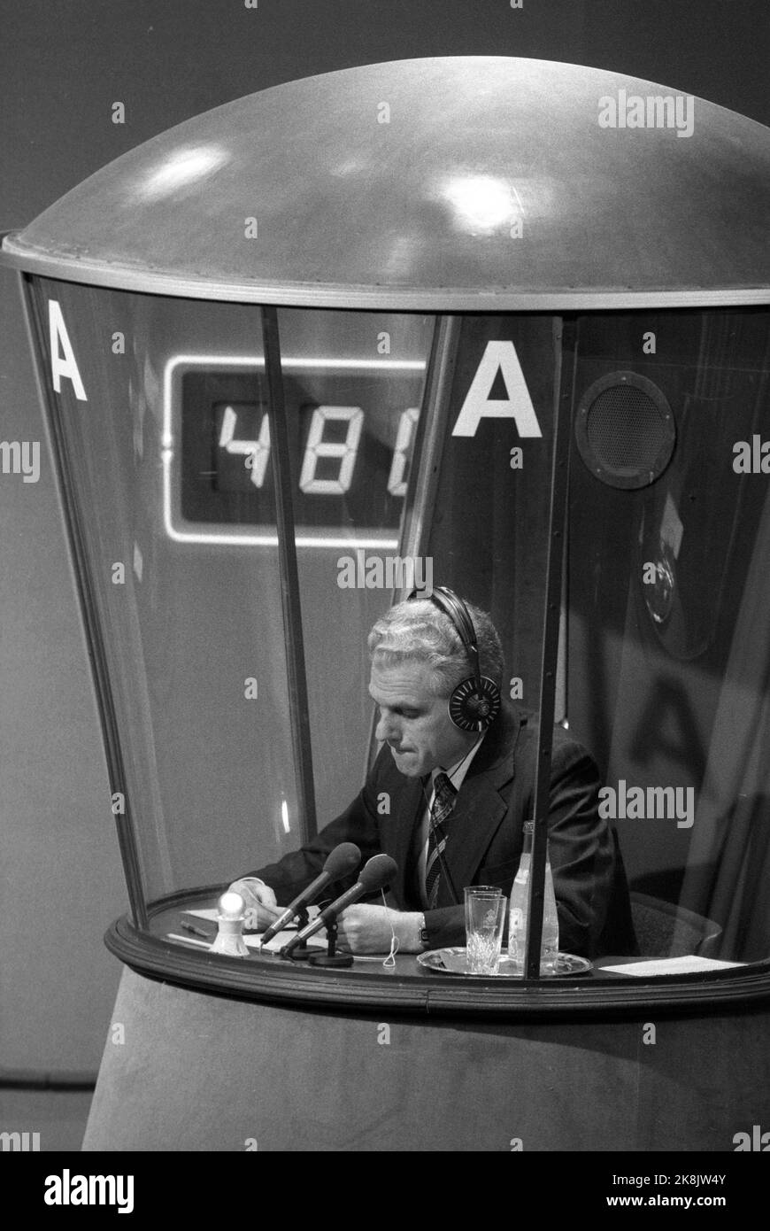 Oslo 1986-02-09: Éliminez ou doublez le programme sur le NRK au cours de plusieurs saisons de télévision. Voici son Børsheim (53), colonel lieutenant de ski, dans la boîte de réflexion. À l'intérieur de la boîte, il a tenu pour la grande tension de ce soir quand il a choisi de changer les questions après que le juge professionnel a voulu une des réponses plus détaillées. Cependant, Børsheim a géré les soutiens-gorge, et a quitté avec NOK 48 000, ce qui est le gain le plus élevé. Son sujet était « la révolution russe ». Photo: Inge Gjellesvik Banque D'Images