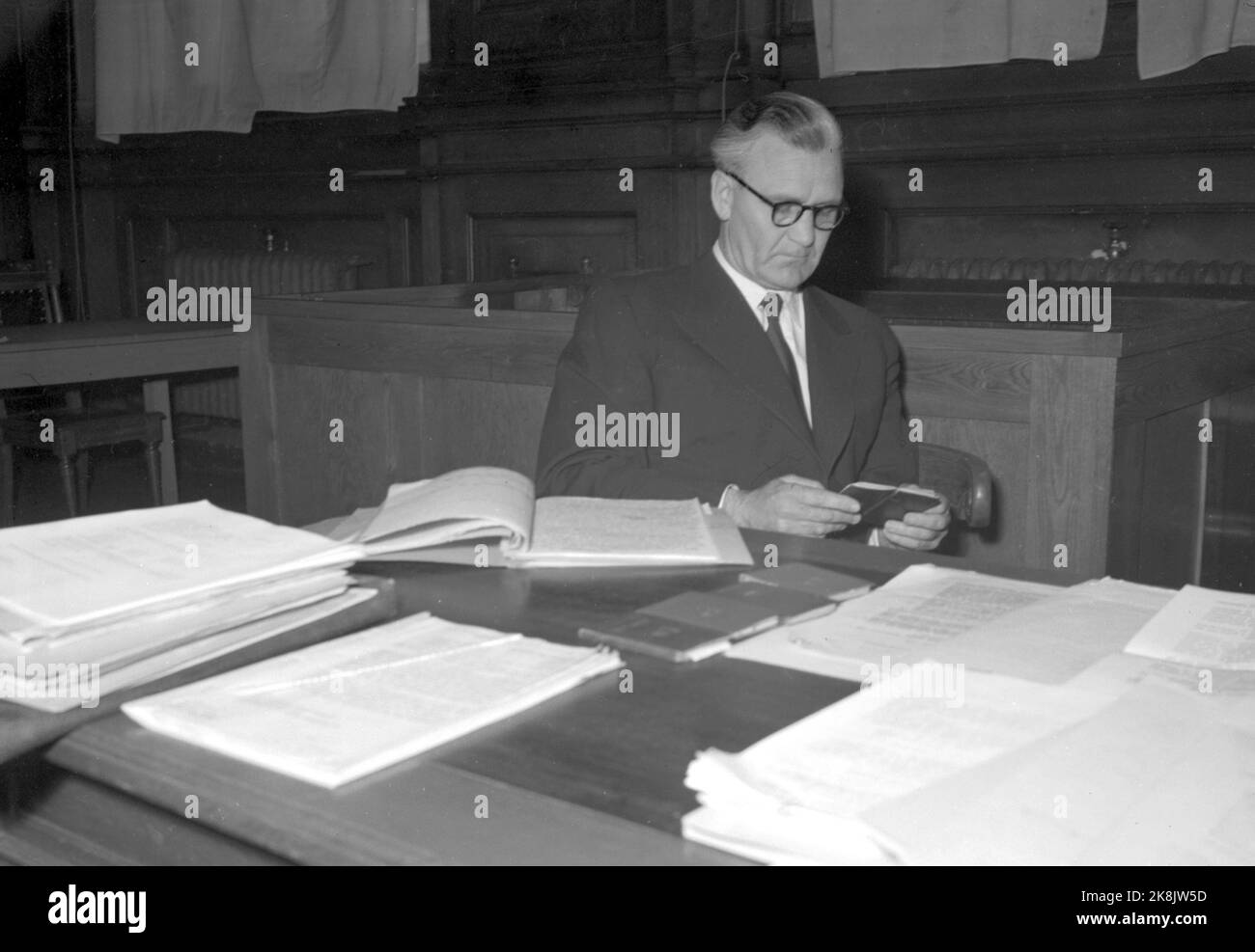 Oslo 19470506 Ragnar Brynjulf ​​Fredriksen dans la Cour d'appel d'Eidsivating. Il est accusé d'être un professeur de guerre, de faire de l'argent en travaillant pour les Allemands. Photo: Swensson / NTB. Banque D'Images