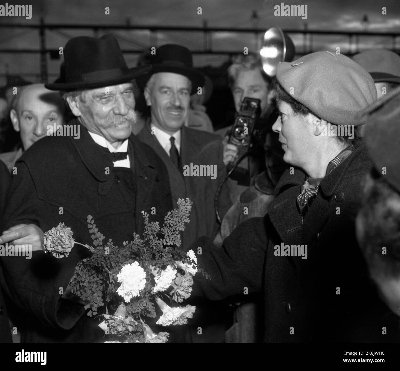 Oslo, novembre 1954. 'Albert Schweitzer, som kom à Oslo 2. nov. Pour škvittere pour fredspreved med den obligatoriiske Nobel-talen, må ha følt varmen strømme mot seg helt fet øyeblikk han satte foten på perrongen på Østbanen. Utenfor stasjonen var det nesten comme folksomt som når en idrettsstjerne kommer hjem. Folk trengte seg på for šfå et glimt av denne store humanisten fafrikas urskog, mannen som ga avkall på den strålende karrière han rike intellektuelle og kunstneriske utrustning hadde sikret Ham, for slåss sykner sket skog skog skog skog slås slås burning. . Banque D'Images