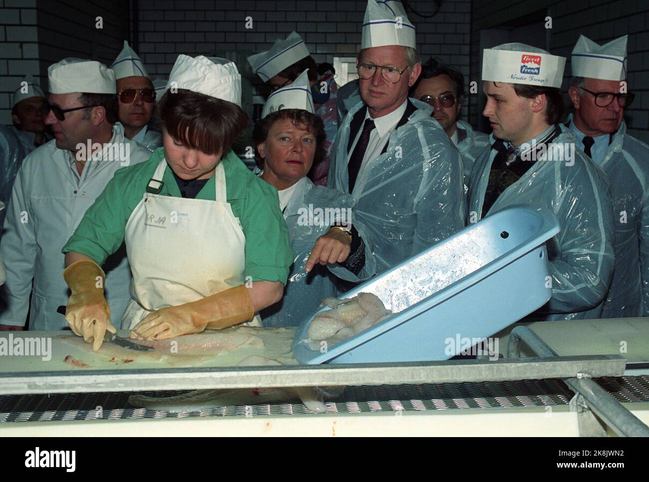 Båtsfjord, Finnmark 19910405. Le vice-président de la Commission européenne, Frans Andriessen, visite Finnmark avec le Premier ministre Gro Harlem Brundtland. ANDRIESSEN est responsable des négociations entre la ce et les pays de l'AELE sur un accord EEE. Dans la photo, ils étudient le traitement des poissons de près à Båtsfjord. Entièrement t.h. Eivinn Berg, concessionnaire ce norvégien. Photo: Bjørn Sigurdsøn / NTB Banque D'Images