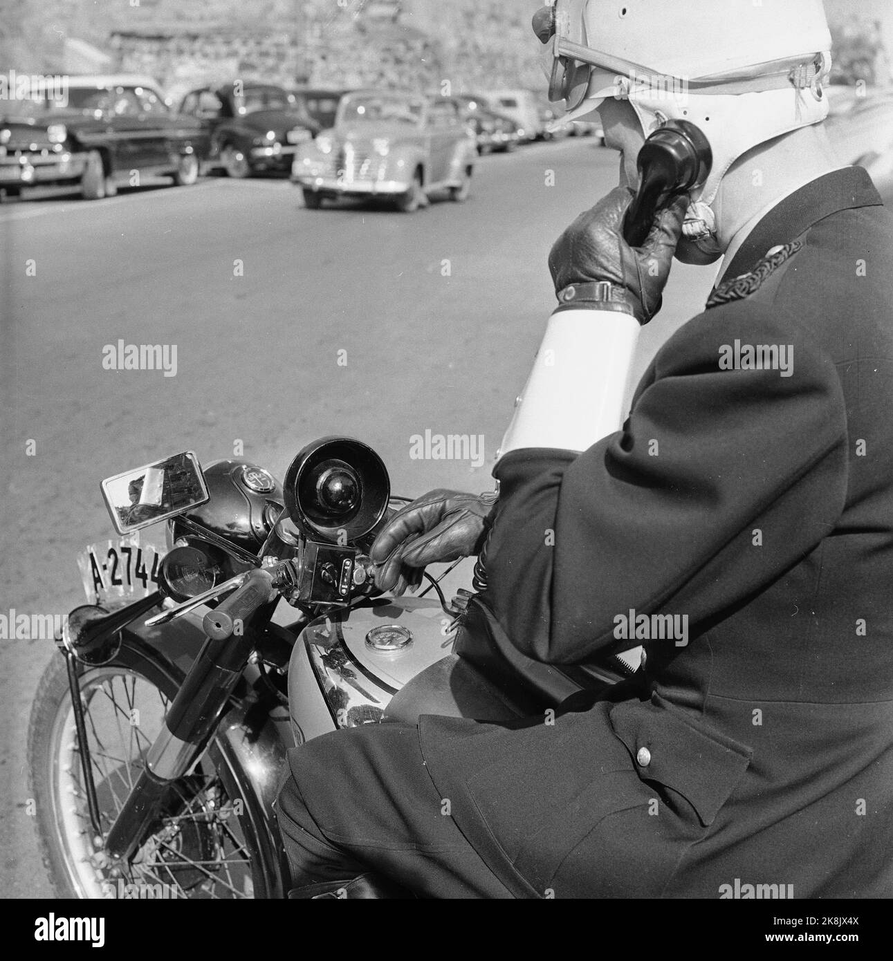 Oslo 1955 police sur deux roues Une patrouille de moto du corps de police  d'Oslo va trouver ses positions dans la circulation. Le vélo avant est  équipé d'un émetteur radio et d'un