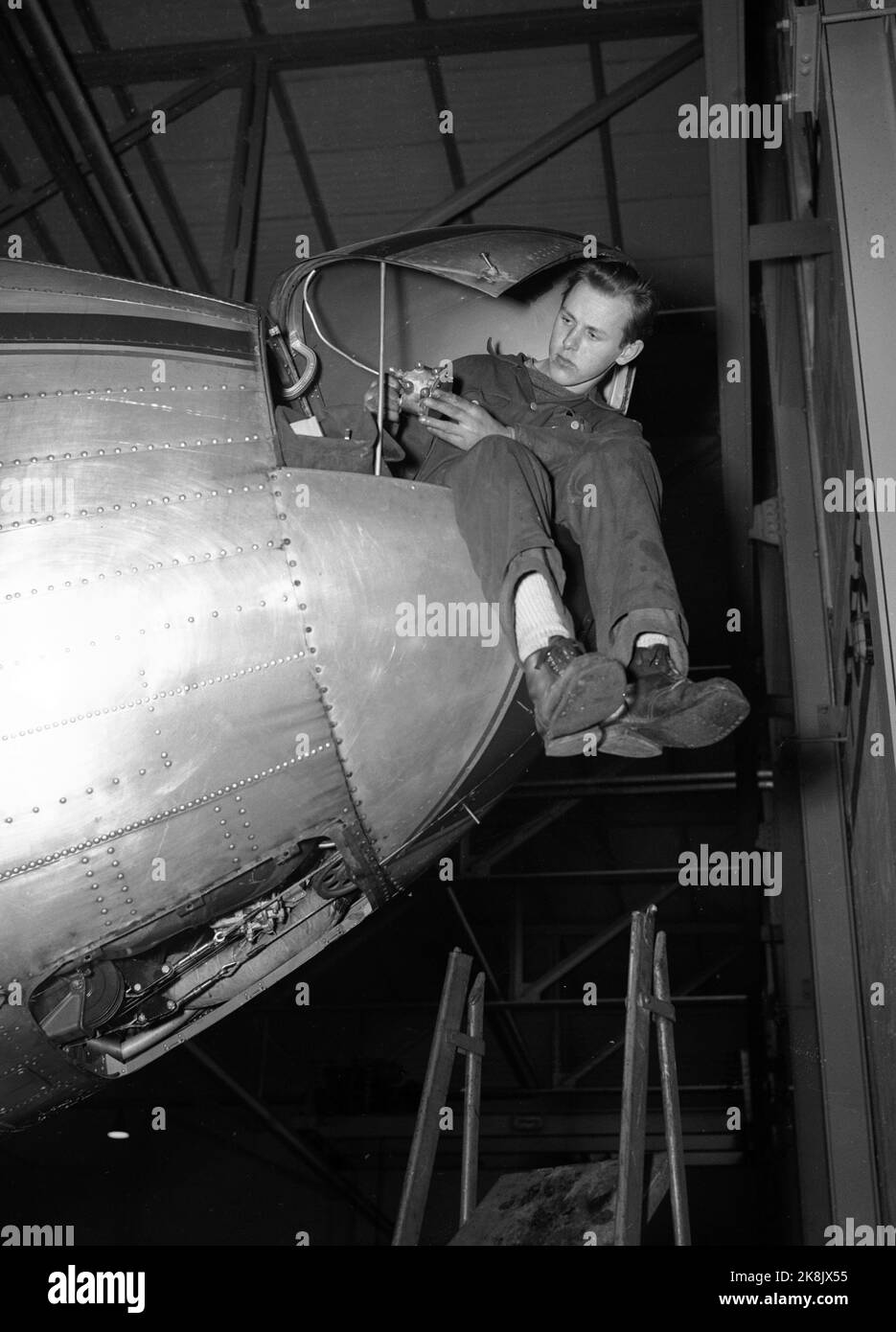 Fornebu 19470222 dangereux à voler? Un peu de sécurité dans les airs, d'après les enquêtes menées à Fornebu par les employés actuels. Photos des avions Norwegian Air Lines qui précipitent les moteurs, du département technique, du météorologue, du contrôleur de la circulation aérienne, de l'équipage au sol, etc. Ici: Mécanicien d'avion au travail. Photo: Thorbjørn Skotaam / actuel / NTB Banque D'Images