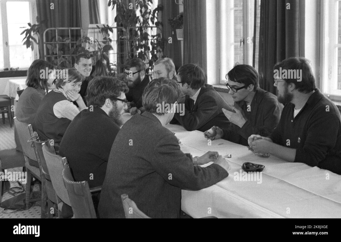 9 février 1969 d'Oslo. Le 'parti qui a éclaté' - rébellion complète à la réunion nationale du Parti populaire socialiste. 60 délégués ont défilé au milieu de la réunion aux tons de l'international qui les a rencontrés dans le couloir. Ici, le conseil central de la SUF, qui a quitté la réunion nationale qui s'est tenue dans la maison des ingénieurs et s'est réuni au restaurant Stratos à Oslo pour discuter de la nouvelle situation qui s'est produite. À la fin de la table: Sigmund Grønmo, Anders M. Andersen et d'autres. Photo: NTB / NTB Banque D'Images