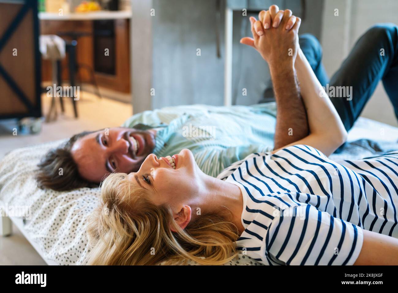 L'amour est dans l'air. Beau jeune couple passer un temps précieux ensemble. Banque D'Images L'amour est dans l'air. Beau jeune couple passer un temps précieux ensemble. Banque D'Images