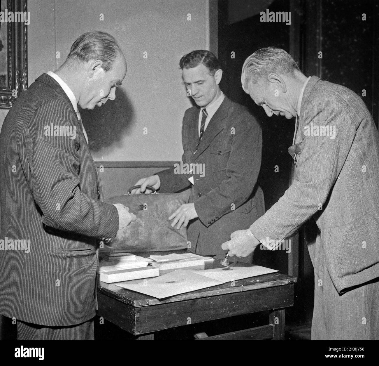 Oslo 19551207 la grève des transports: Réunion à la Chambre populaire. Le scrutin est terminé et les bulletins sont placés dans des enveloppes scellées par des scellés laqués. Photo: NTB Banque D'Images