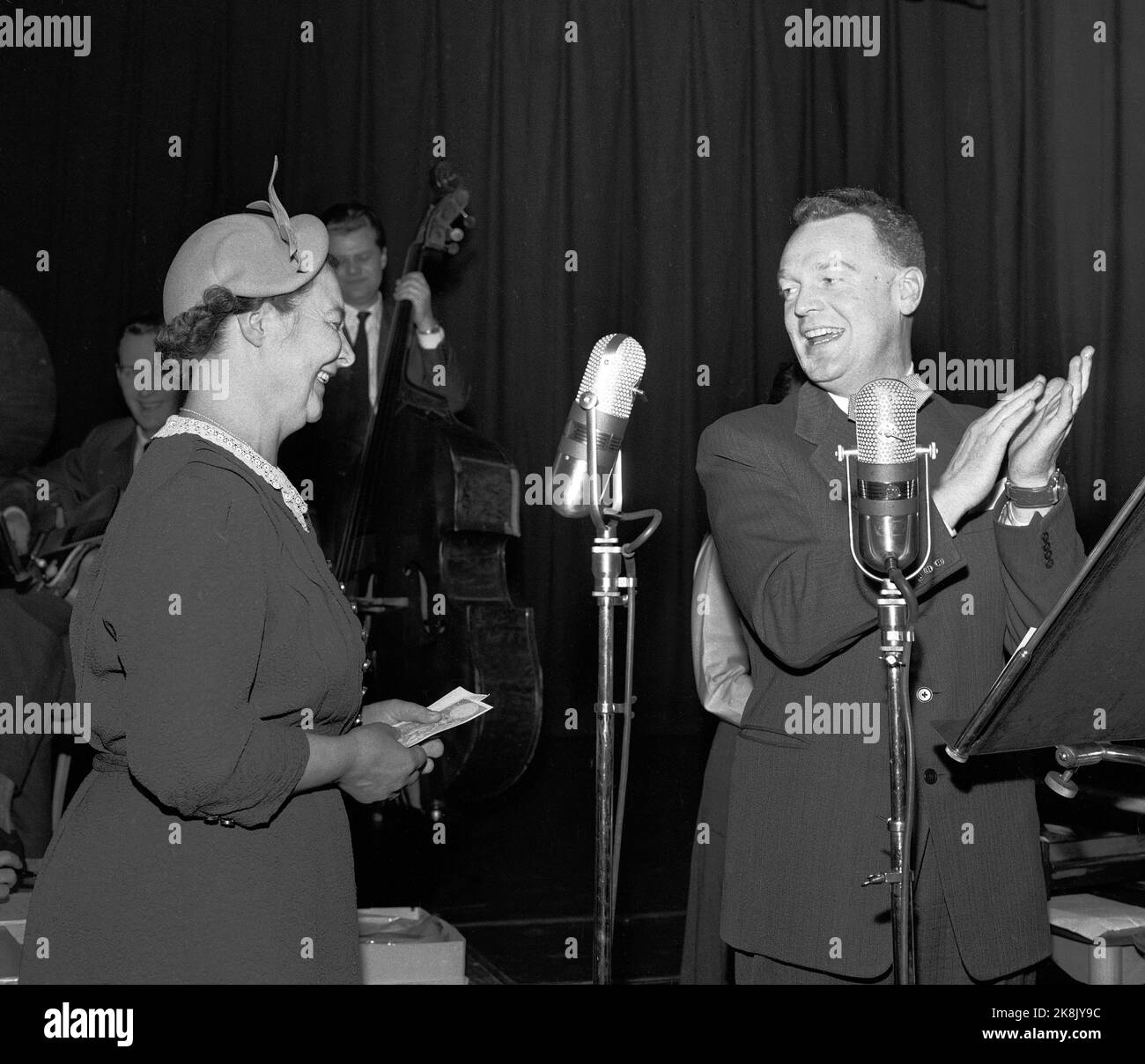 Oslo 19570307 NRK radio a encore un grand succès avec le questionnaire "la question" dirigé par le grand pot Rolf Kirkvaag, qui est de retour après le crash de l'avion. Le concept est simple et les prix sont modestes, mais l'humeur du studio est au point d'ébullition! Ici Kirkvaag en action avec l'un des participants et la salle pleine de personnes. Photo: NTB / NTB Banque D'Images