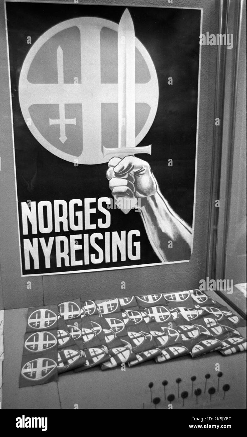 Trondheim au cours de l'hiver 1969, le spectacle « il y avait autre chose pendant la guerre » a joué au Théâtre de Trøndelag. Dans le cadre de la représentation, le théâtre dispose également d'une exposition d'objets de la Seconde Guerre mondiale. Voici l'affiche avec la collection nationale Solor et l'épée, et le texte 'Norway's rein' ainsi que des bracelets avec le même emblème / logo. Photo: Sverre A. Børretzen / actuel / NTB Banque D'Images